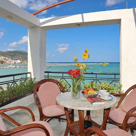Mamma Mia Hotel สโกเปลอสทาวน์ ภายนอก รูปภาพ
