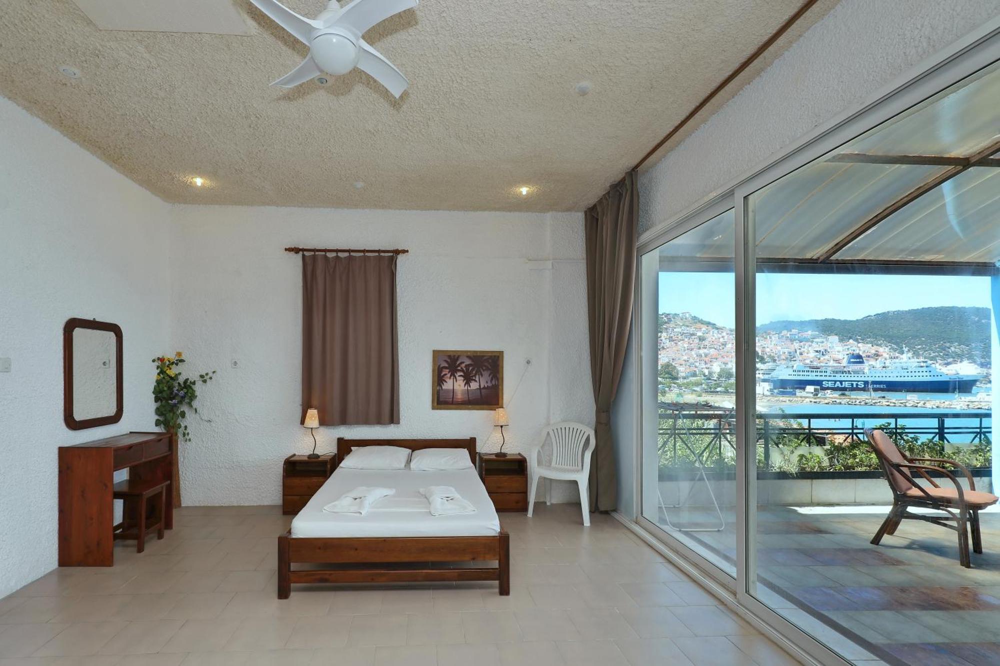 Mamma Mia Hotel สโกเปลอสทาวน์ ภายนอก รูปภาพ